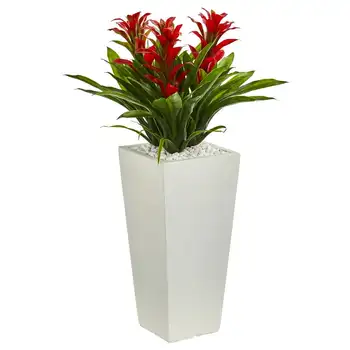 Искусственное растение из пластика с тройной красной бромелией в белом кашпо